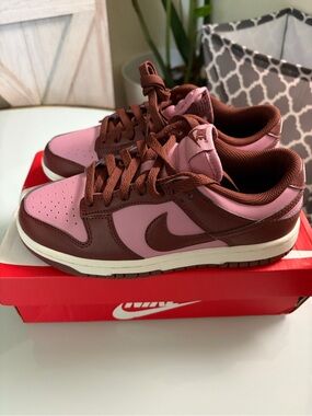 Nike Women's Low-Top Sneakers in Pink and Brown